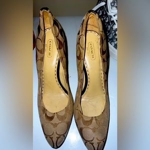 Women's Brown Ellin Signature C Pointed Pump